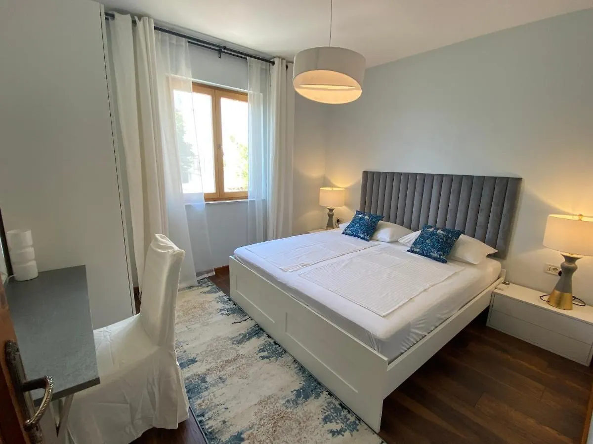 Apartment Apartman V2 Seget Vranjica